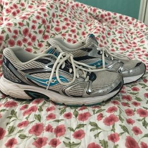 Saucony tennis shoes